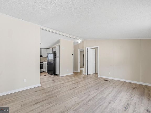 4th image of 227 Forest Green Rd