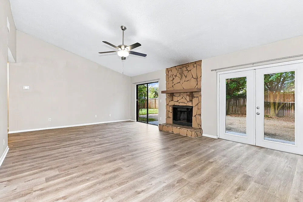 3 bed, 2.0 bath, 1392 sqft, $2,150 — Photo 3