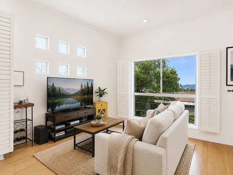 1098 Everett Pl — Photo 2