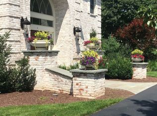 1 Bridle Dr, Lincoln, RI 02865