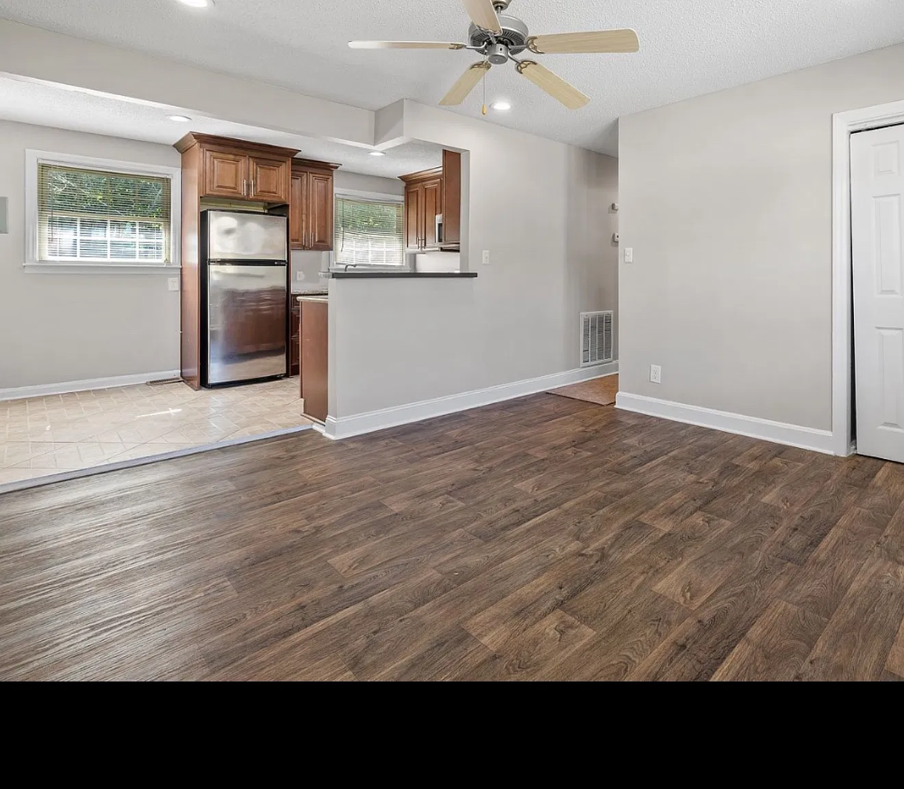 3 bed, 960 sqft, $1,700 — Photo 3