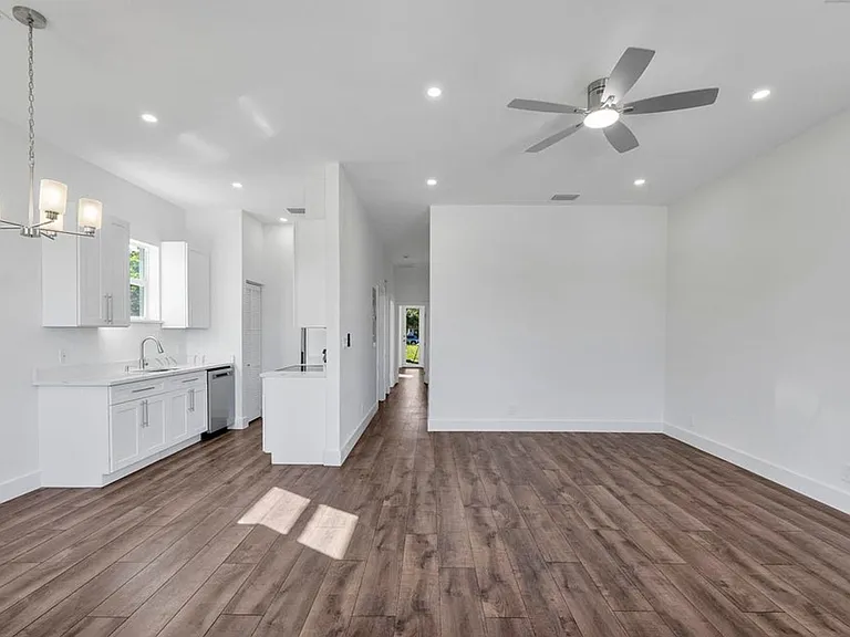 1573 W 16th St — Photo 4