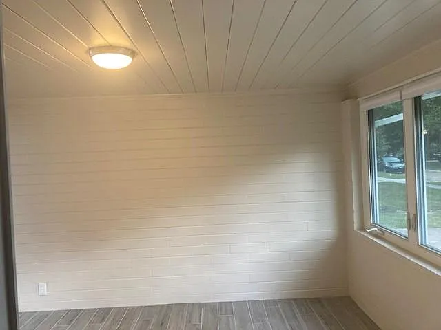 360 E Kings Way — Photo 14
