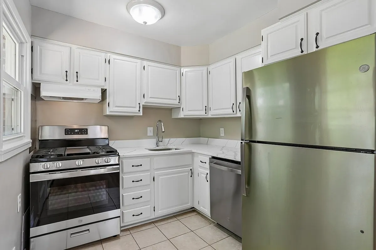 3 bed, 1254 sqft, $3,444 — Photo 2