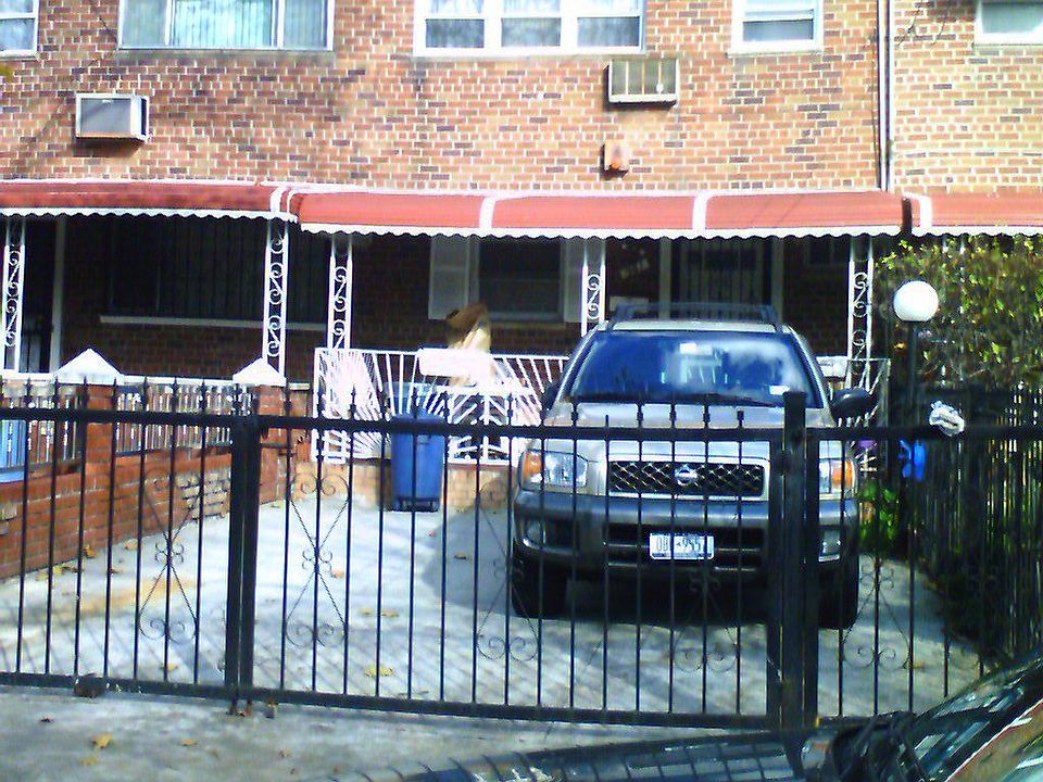 1st image of 961 E 105th St
