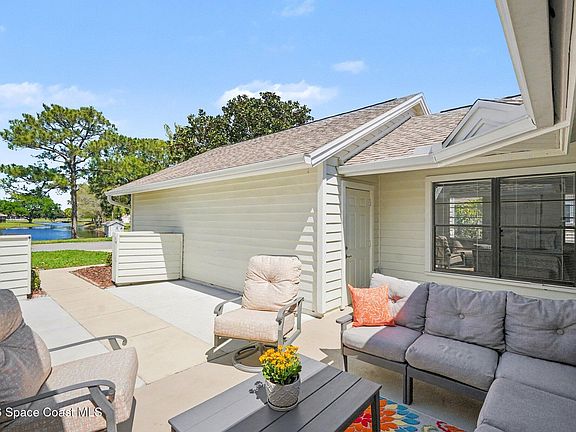 3rd image of 873 Ridge Lake Dr