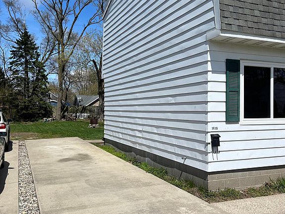 3rd image of 1619 Pennoyer Ave #1619