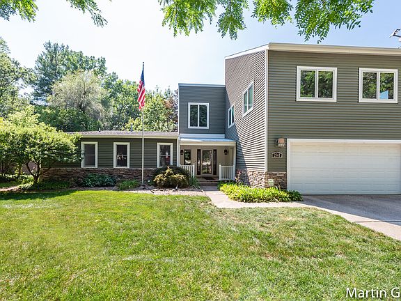 3rd image of 2561 Birchcrest Dr SE