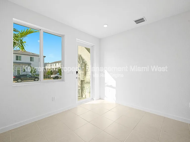 1385 SE 7th Ter — Photo 4