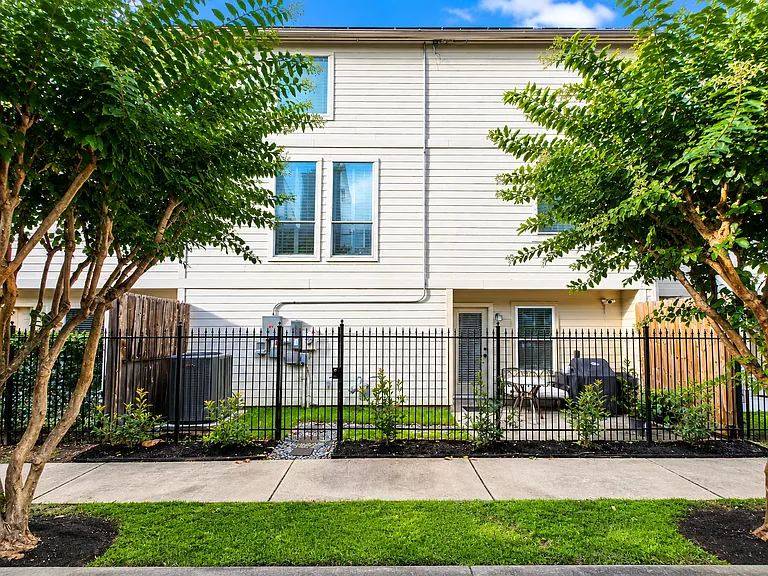 2357 Jackson St — Photo 16