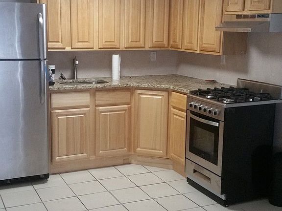 5th image of 2742 Gifford Ave