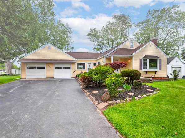 211 McGuire Rd, Rochester, NY 14616