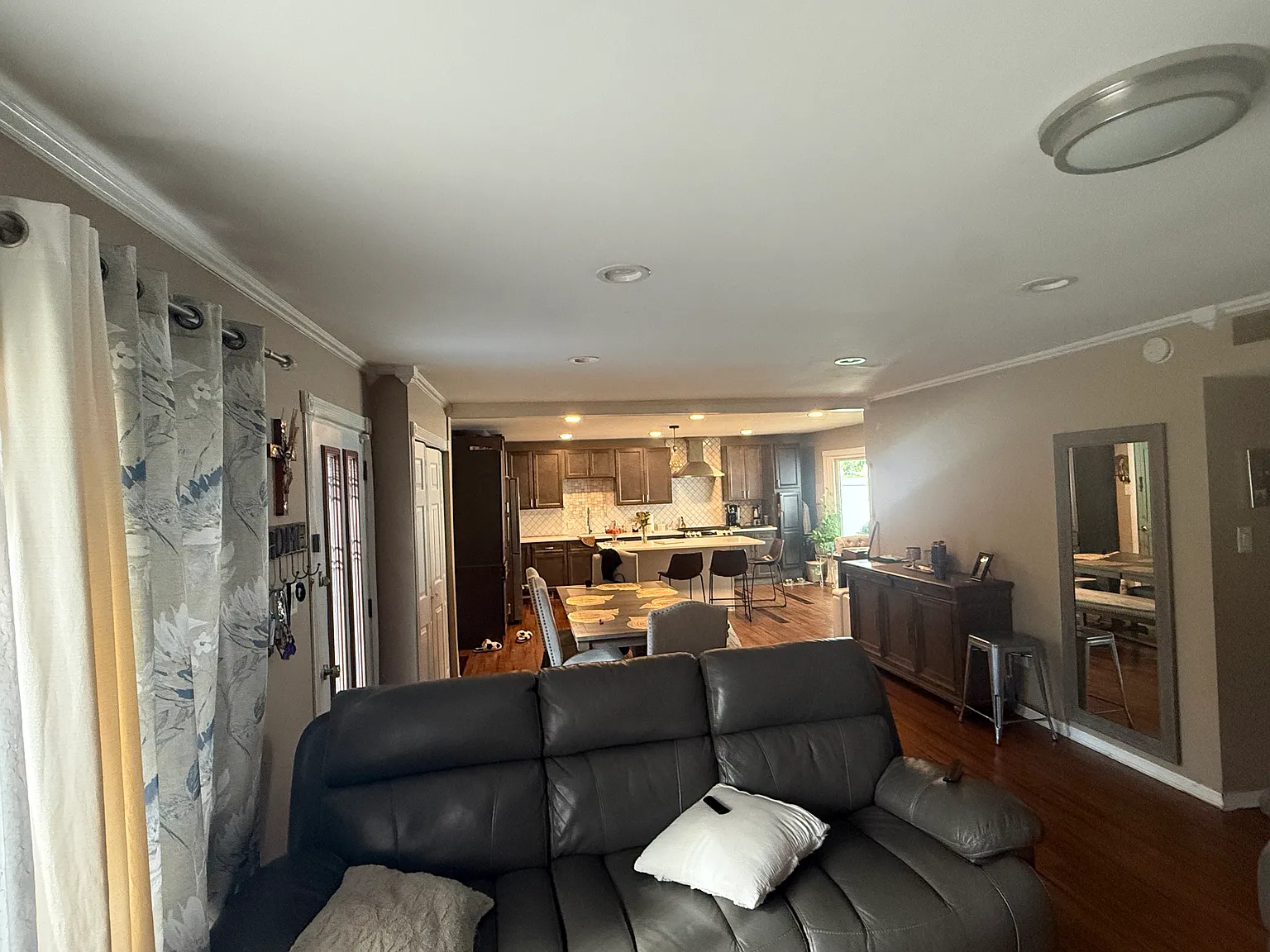 3 bed, 1231 sqft, $2,300 — Photo 4