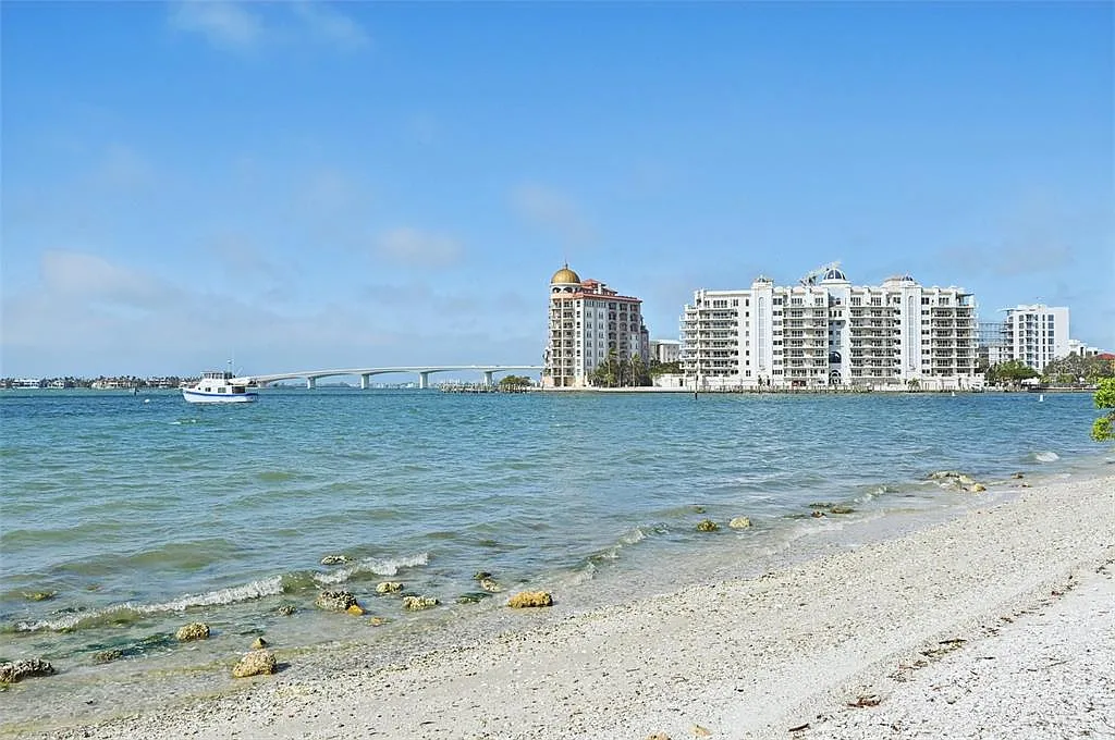 3 bed, 2.0 bath, 1808 sqft, $8,600 — Photo 4
