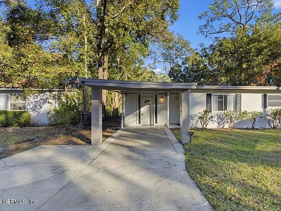 3rd image of 909 LA MARCHE Drive