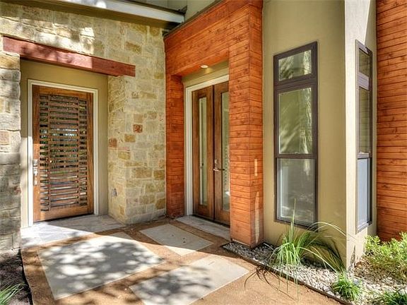 Separate entrance to bedroom or office off of the front door.