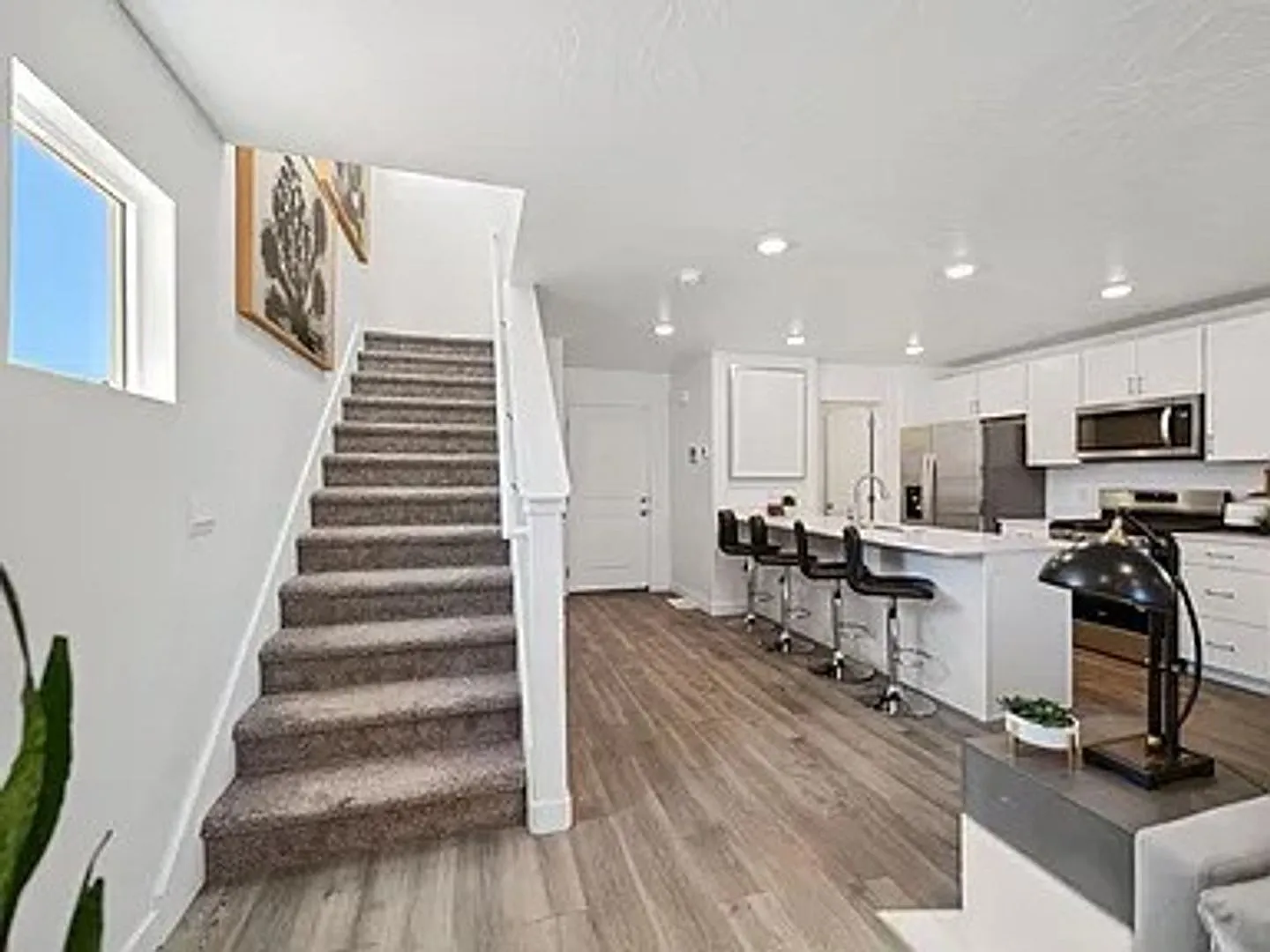 3 Bed Townhome-Pet Friendly! — Photo 2