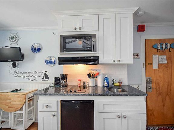 3rd image of 807 E 8th St #506