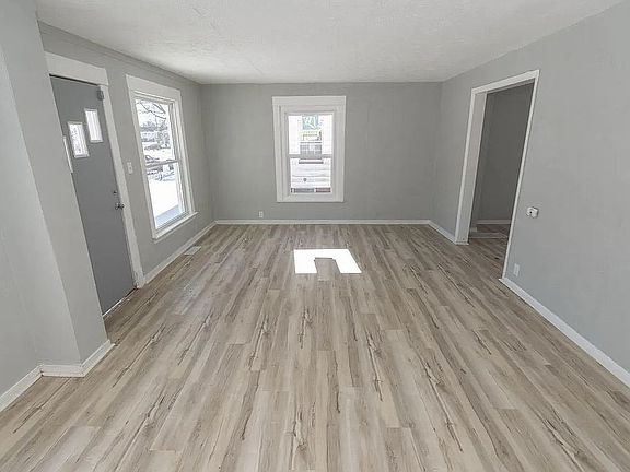 3rd image of 905 N Adams St