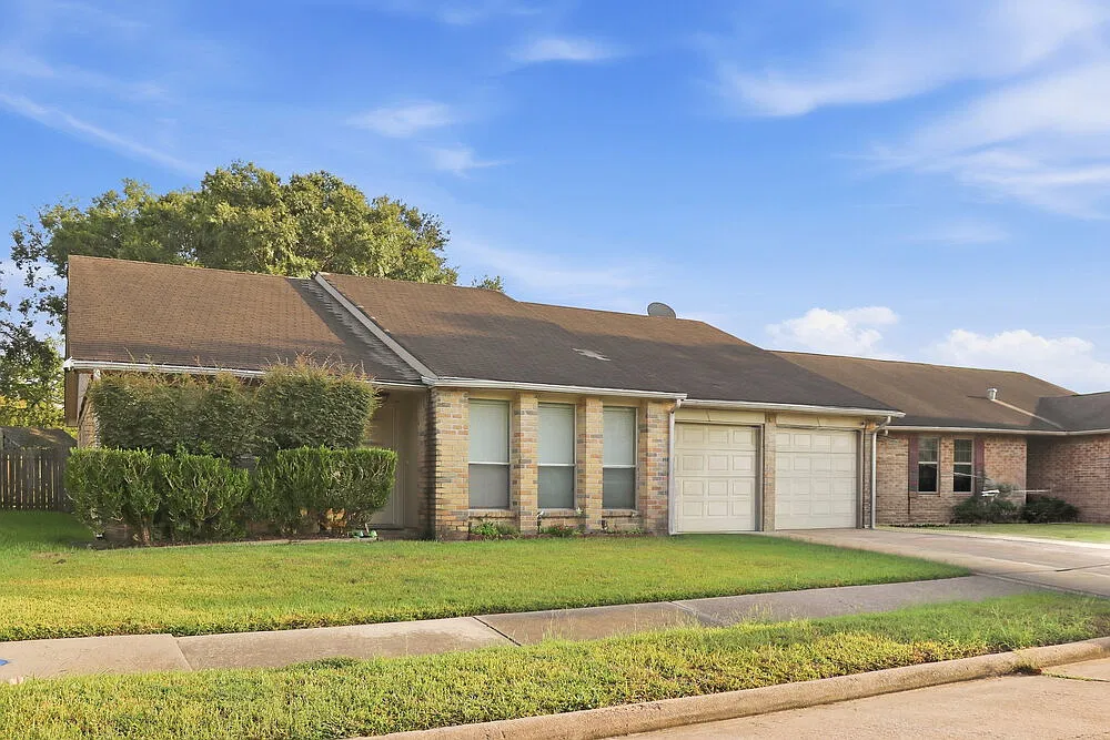 3 bed, 2.0 bath, 1844 sqft, $1,830 — Photo 1