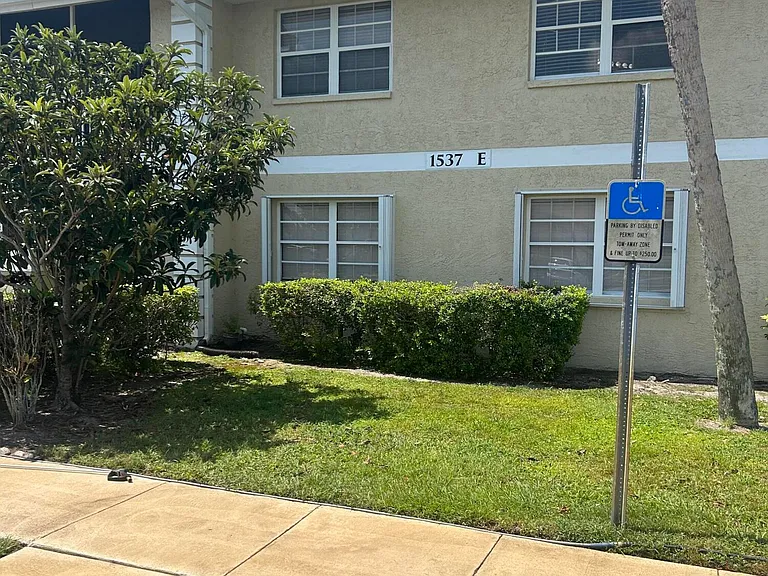 1537 SE Royal Green Cir #E201 — Photo 2