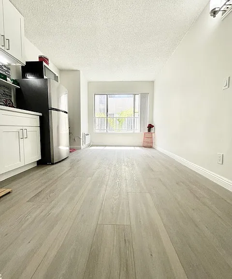 Wilshire Occidental Apts — Photo 29