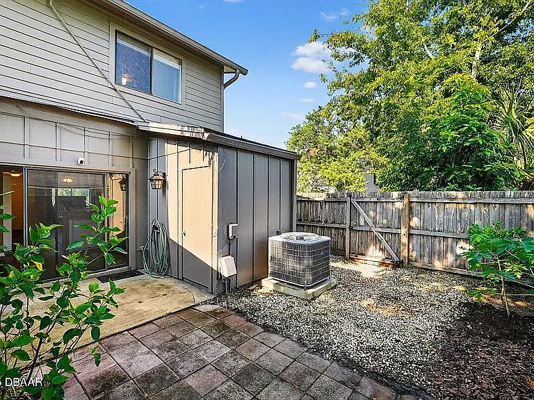 112 W Sandalwood Ct — Photo 2