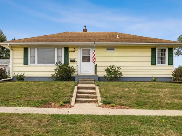 820 E 4th St, Vinton, IA 52349