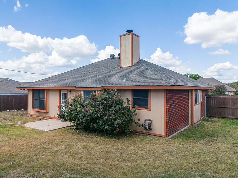 2702 Hemlock Dr — Photo 16