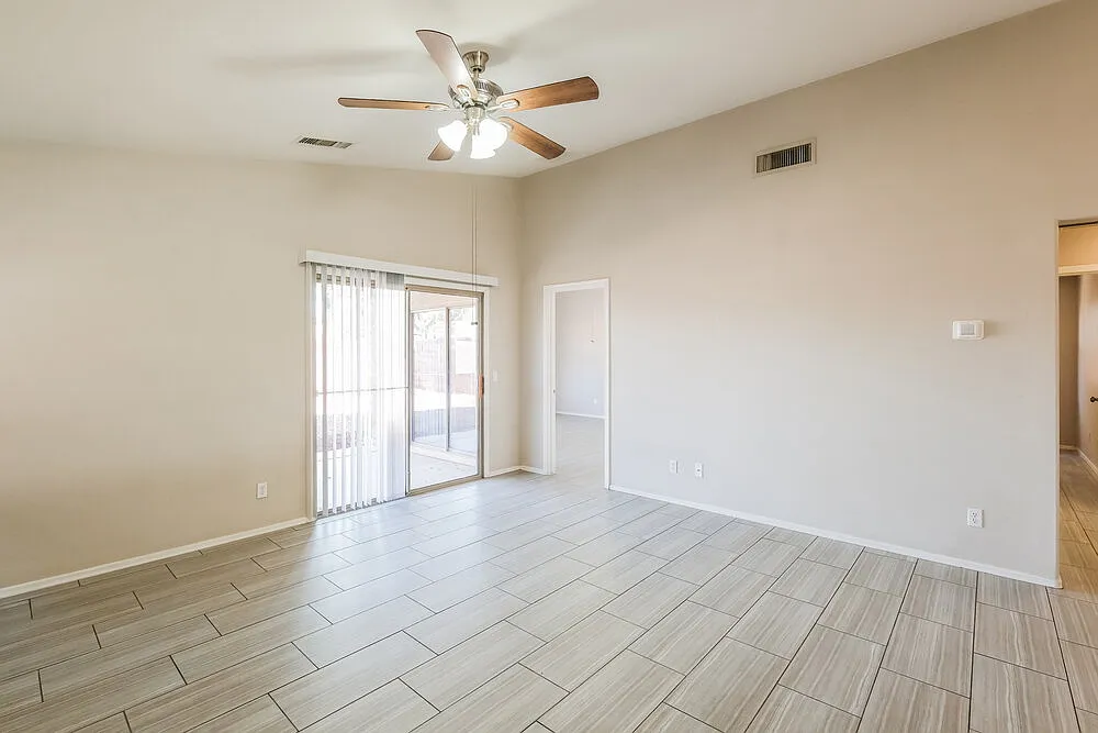 3 bed, 2.0 bath, 1319 sqft, $1,915 — Photo 4