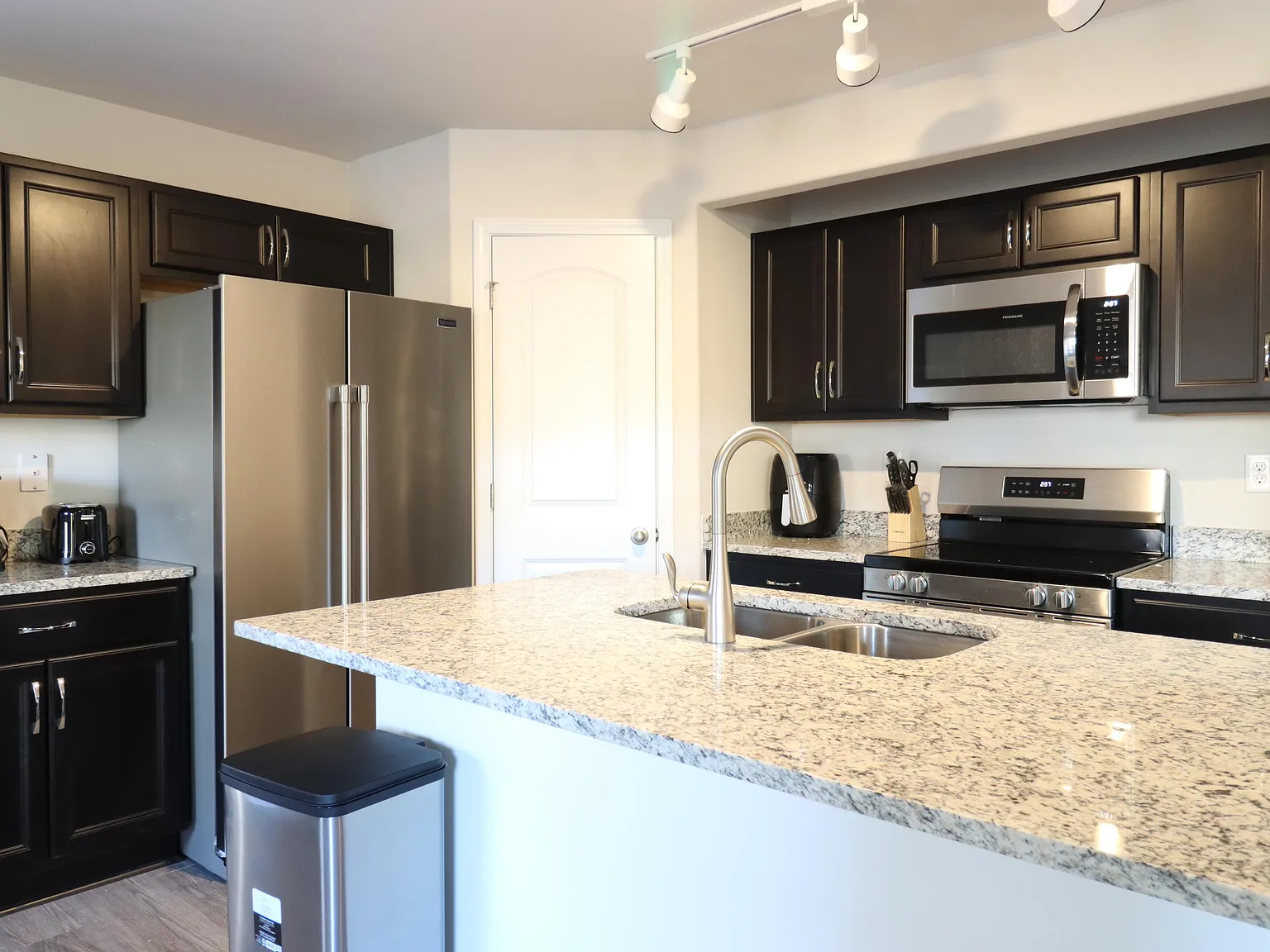 5 bed, 2204 sqft, $849 — Photo 3