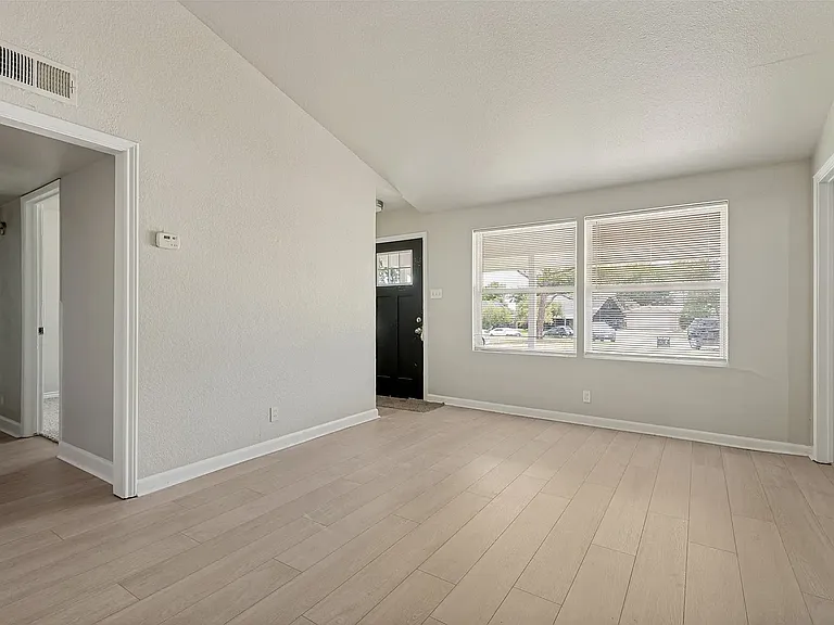 3221 Ridgeview Cir — Photo 2