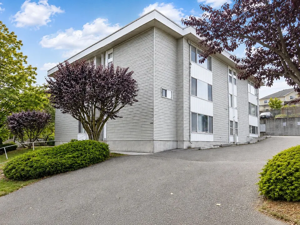 3326 Lombard Ave #25