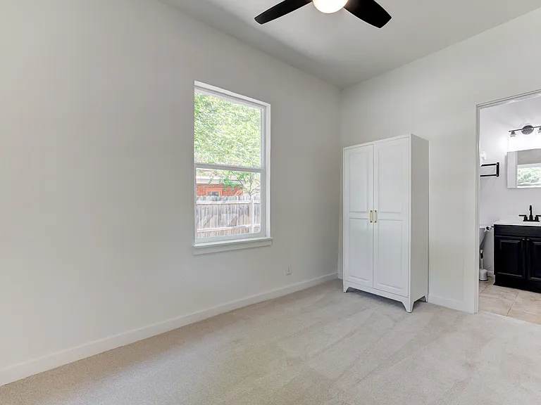 311 S Flood Ave — Photo 30