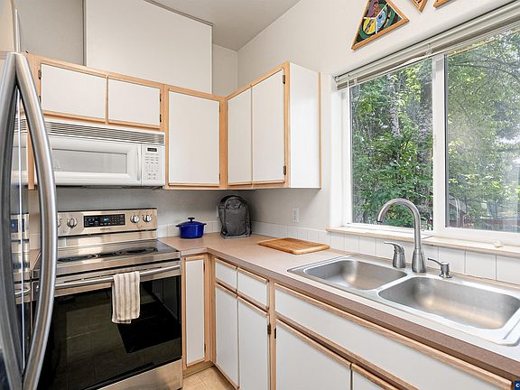 3rd image of 1478 Madelyn Ave SE