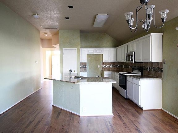4th image of 7000 Chateau Dr