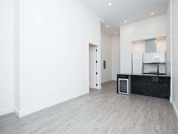 3rd image of 139 Alexander Ave #1B