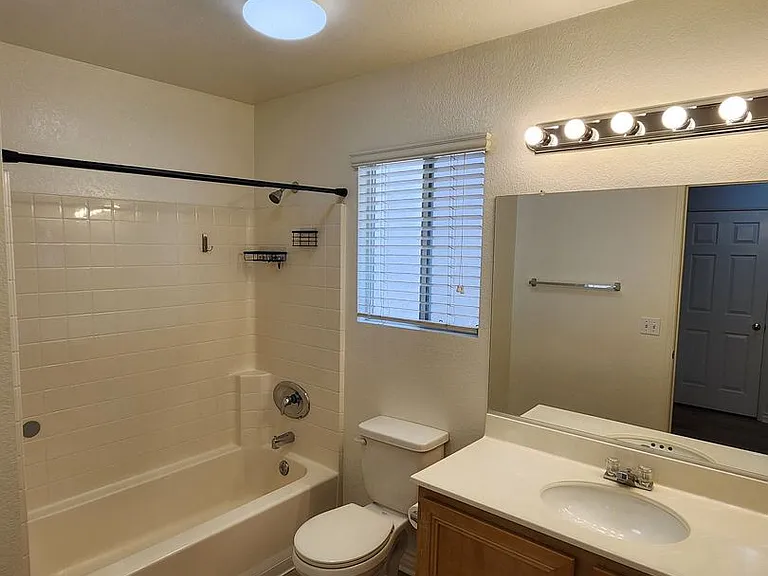 26 Anglesite — Photo 30