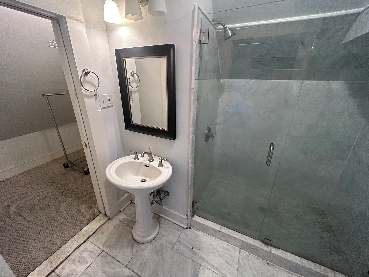 6 bed, 4296 sqft, $895 — Photo 2