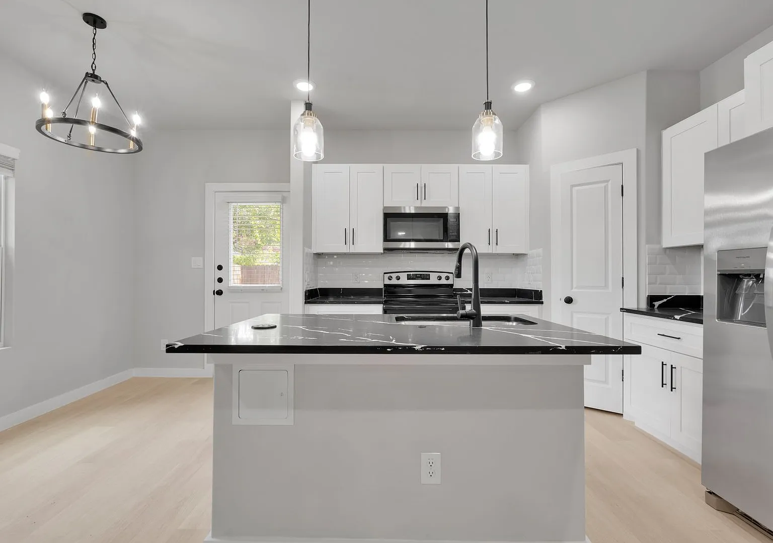 521 Dakota St — Photo 3