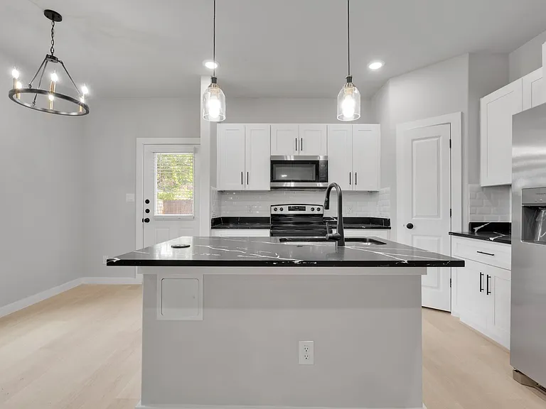 521 Dakota St — Photo 3