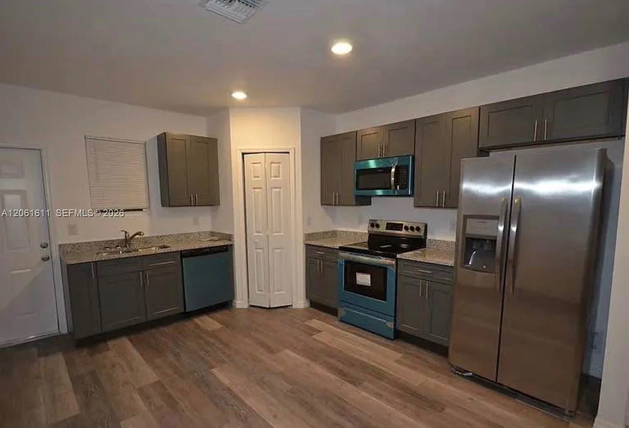 4 bed, 2.0 bath, $2,000 — Photo 4
