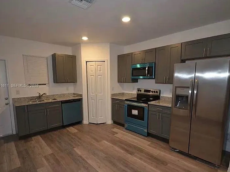 2221 Carver Ave — Photo 4