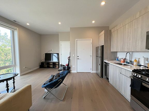 3rd image of 3757 N Sheffield Ave #202