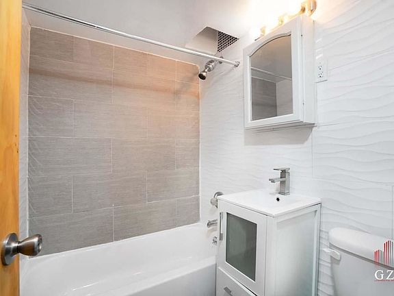 4th image of 218 W 132nd St #3F