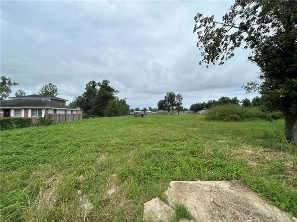 725 Vans Ln, Destrehan, LA 70047