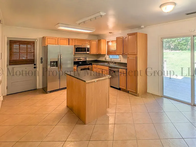 2400 Lawrence Dr — Photo 3