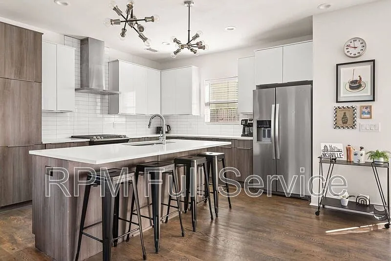 3 bed, 3.5 bath, 1940 sqft, $3,300 — Photo 4