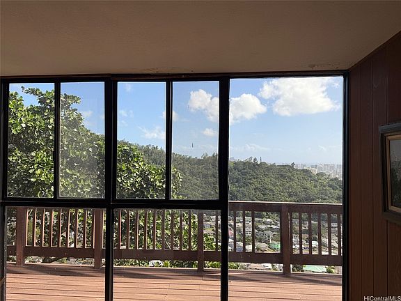 3rd image of 2841 Pacific Heights Rd