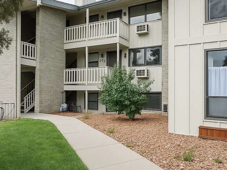 Enjoy a cozy stay in this classic Boulder complex, surrounded by greenery and just minutes from everything.